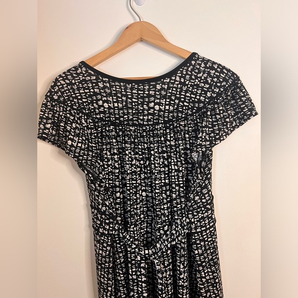 4/$25 motherhood maternity dress xl, Black And White Pattern Short Sleeved. - Picture 7 of 8